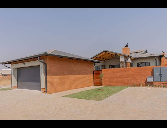 3 BEDROOM SIMPLEX FOR SALE IN SIX FOUNTAINS RESIDENTIAL ESTATE